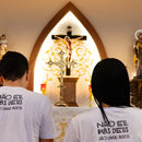 Camiseta Branca Não Eu, Mas Deus São Carlo Acutis